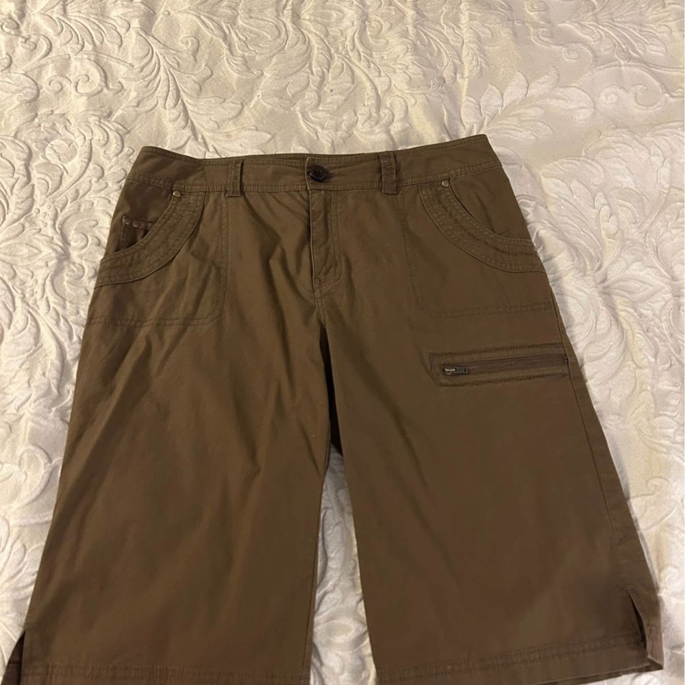 98% Cotton Women's Laura
Cargo Shorts (Size 6)